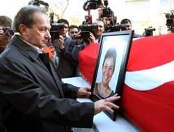 <p><strong>UÇAK KAZASINDA FETÖ PARMAĞI</strong></p><p>Terör örgütü FETÖ'nün ASELSAN'daki mühendisleri hedef alması gibi hocasının da hedefte olabileceğine inanan akademisyen şöyle devam etti: "Onun hakkında çok fazla yorum yapmak istemiyorum ama malum geçmiş dönemde FETÖ’nün ASELSAN’daki mühendislere yönelik çalışmalar yaptığını biliyoruz. O yıllardan bu yıllara kadar birtakım sinsi projelerle karşı karşıya kaldığımızı biliyoruz. Bu olayın da ona benzer bir olay olduğunu yüzde 100 olmasa da düşündüğümü ifade etmek istiyorum."</p>