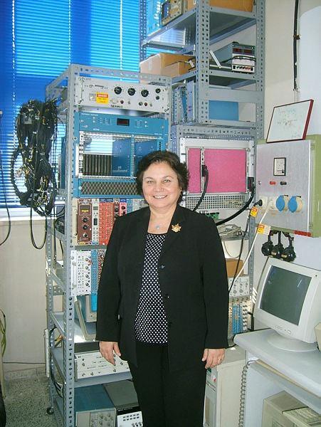 <p><strong>YARIM KALAN BİR RÜYA: TÜRK HIZLANDIRICI MERKEZİ</strong></p><p>İsviçre'deki parçacık hızlandırma laboratuvarı CERN'in bir benzerini Türkiye'de kurmak için yola koyulan Prof. Dr. Arık, 2007'deki uçak kazasında hayatını kaybetti.</p>