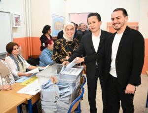 Tuzla Belediye Başkanı, oyunu ailesiyle beraber kullandı