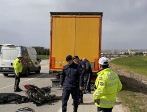 Uşak’ta feci kaza: TIR dorsesine çarpan motosikletin sürücüsü hayatını kaybetti