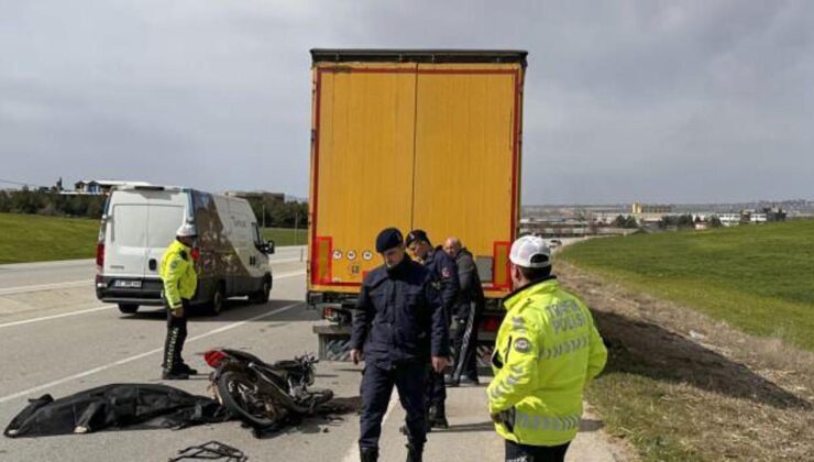 Uşak’ta feci kaza: TIR dorsesine çarpan motosikletin sürücüsü hayatını kaybetti