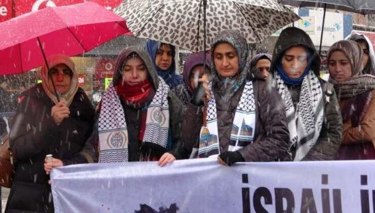 Van’daki sağlık çalışanlarından kar yağışı altında Gazze için ‘sessiz protesto’