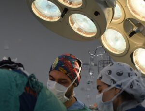 10 yıldır karın ağrısı çeken kadının böbreğinden 3 kiloluk tümör çıkarıldı