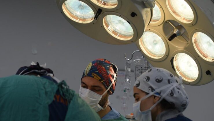 10 yıldır karın ağrısı çeken kadının böbreğinden 3 kiloluk tümör çıkarıldı