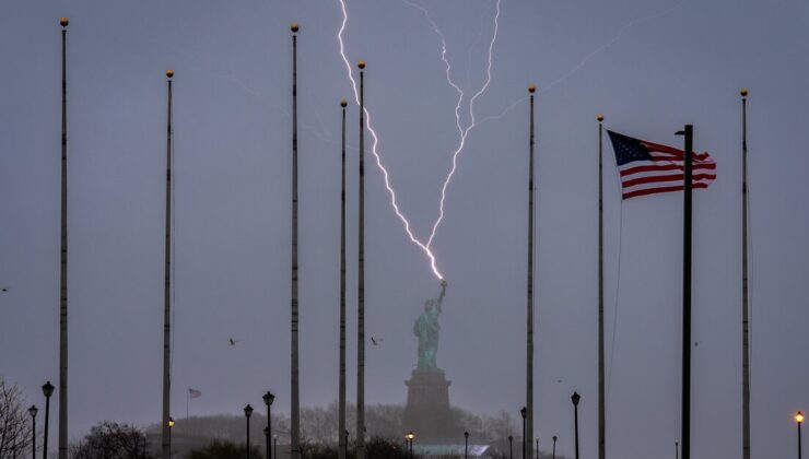 ABD'nin simge yapılarından Özgürlük Heykeli'ne yıldırım düştü