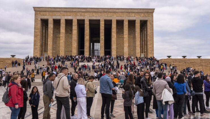 Anıtkabir’de bayram tatilinde ziyaretçi yoğunluğu