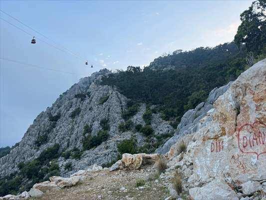 <p>Ramazan Bayramı tatili dolayısıyla yoğunluk yaşanan Tünektepe Teleferik Tesisi'nde direklerden birisi henüz belirlenemeyen nedenle devrildi. Devrilen direğe çarparak parçalanan kabindeki 8 kişi kayalık alana düştü.</p>