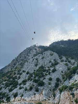 <p>11 yakınının mahsur kaldığını dile getiren Sumur, "Aralarında 3, 5, 10, 12 yaşında çocuklar var. İlk etapta korkuyorlardı, şimdi biraz sakinleştirdik. Açlık ve tuvalet sıkıntısı yaşıyorlar. Bir de üşüyorlar." dedi.</p><p>Sumur, kabinde bulunan amcasıyla görüntülü konuştu. Kurtarma ekiplerinin çalışma yaptığını ve en kısa zamanda kendilerini kurtaracağını anlatan Sumur, amcasından da kabindeki yakınlarının durumları hakkında bilgi aldı. Amcası, eşinin panikatak nedeniyle zaman zaman rahatsızlandığı ve bir an evvel kurtulmayı beklediklerini söyledi.</p>