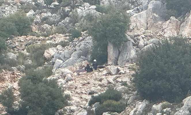 <p>Tesisteki direklerden birisinin devrilmesi sonucu yaşanan kazada kabinlerde mahsur kalanları kurtarma çalışmaları, gece görüşlü helikopter eşliğinde devam ediyor.</p><p> </p>