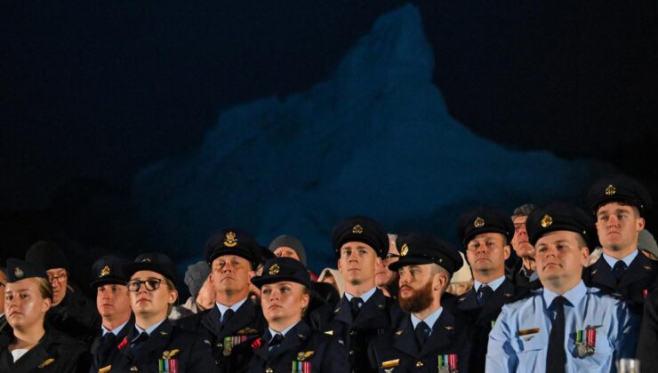 Anzak Koyu’nda geleneksel ‘Şafak Ayini’ yapıldı