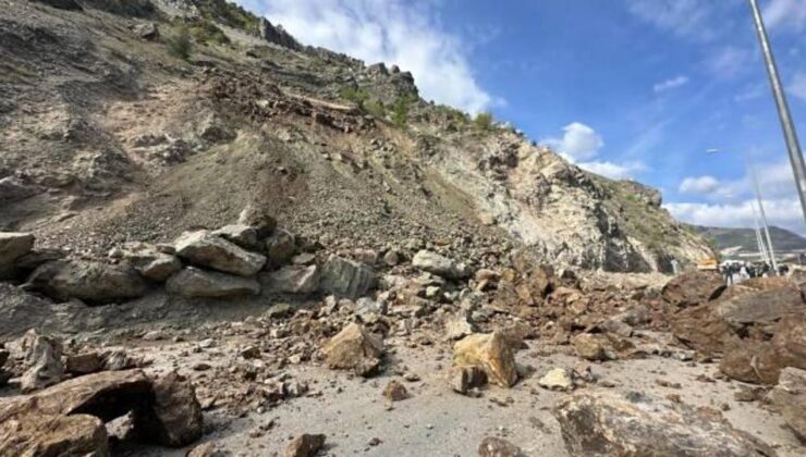 Artvin-Erzurum karayolunda heyelan: Ulaşıma kapandı