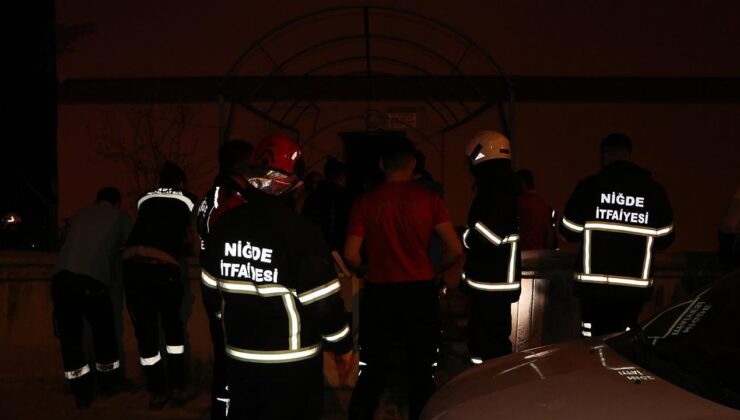 Babasına kızıp evi yaktı