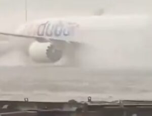BAE'de şiddetli yağış: Uçak sel sularında güçlükle ilerledi