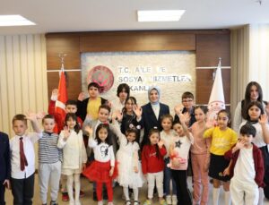 Bakan Göktaş, koltuğunu 11 yaşındaki şehit kızı Elif Naz’a devretti