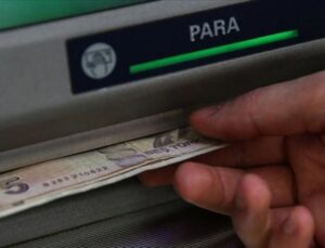 Bankamatikte unutulan parayı polise teslim etti