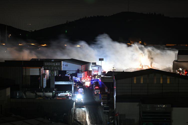 <p><strong>5 ŞÜPHELİ GÖZALTINDA</strong></p><p>Öte yandan Ankara Cumhuriyet Başsavcılığı yaptığı açıklamada; yangına sebebiyet verdikleri değerlendirilen ve görgü tanığı tarafından teşhis edilen A.F.E isimli şüpheli ile birlikte diğer şüpheliler A.E.İ, F.E.A, A.E.İ, M.E.İ Ankara İl Jandarma Komutanlığı görevlilerince yakalandığını ve 5 şüphelinin gözaltına alındığını belirtti. </p>