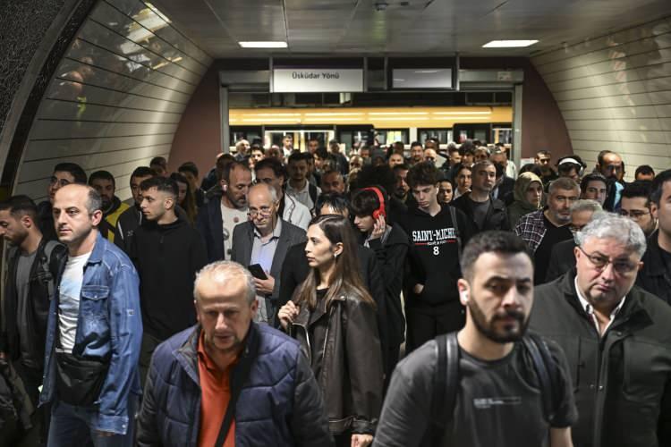 <p>M5 Üsküdar-Samandıra Metro Hattı'nda önceki gün saat 06.00 itibarıyla başlayan aksaklık sürüyor. Hattı kullanan vatandaşlar yaşanan aksaklığa tepki gösterirken; "Hani her şey güzel olacaktı bu nasıl vaziyet? Yazıklar olsun." ifadelerini kullandı. </p>