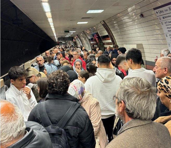 <p>Otobüs durağında ise önünde "görevli" yazan otobüsler belirli aralıklarla Üsküdar'a ring atıyor.</p><p> </p>