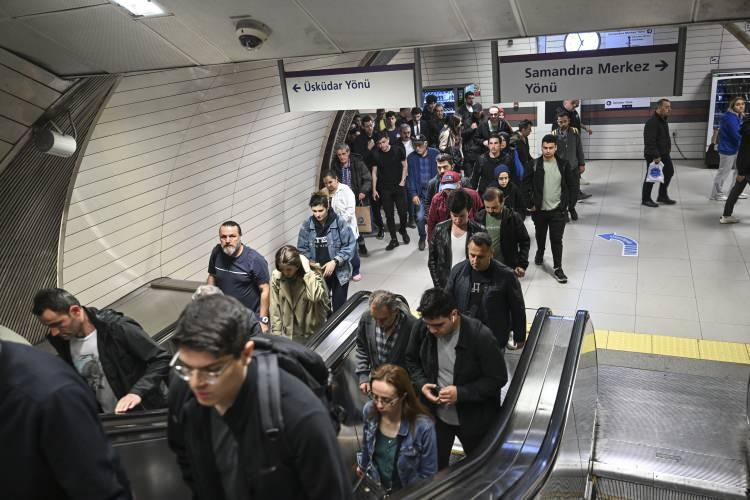 <p>Altunize'de durağından metro hattına geçen vatandaşlara turnikelerden geçtikleri sırada "Gideceğiniz yönün tam tersine gidin" uyarısı yapılıyor.</p><p> </p>