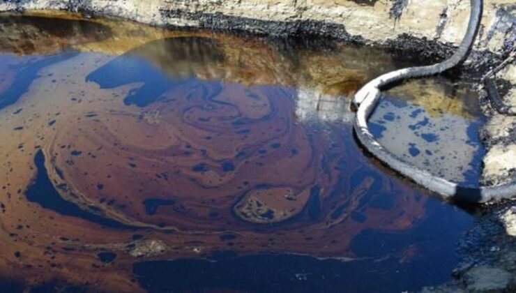 Boru hattından sızan petrol dereye karıştı