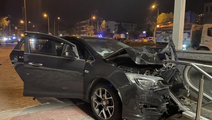 Bursa’da iki otomobil çarpıştı: 4 kişi hastaneye kaldırıldı