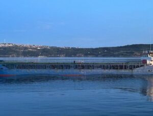 Çanakkale Boğazı’ndaki gemide yangın: Karanlık Liman’a demirletildi!