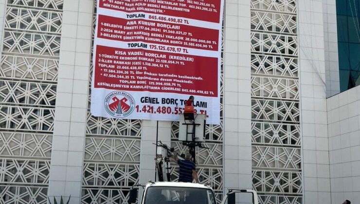 CHP’li yönetim, önceki CHP’li yönetimin borçlarını belediye binasına astı