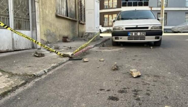 Çürük balkondan kopan parçalar otomobile zarar verdi