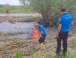 Dicle Nehri’nde arama kurtarma faaliyetinde olan ekibin ‘Türk bayrağı’ hassasiyeti