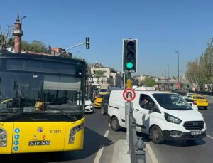 Eminönü’nde İETT otobüsü arızalandı, trafik felç oldu