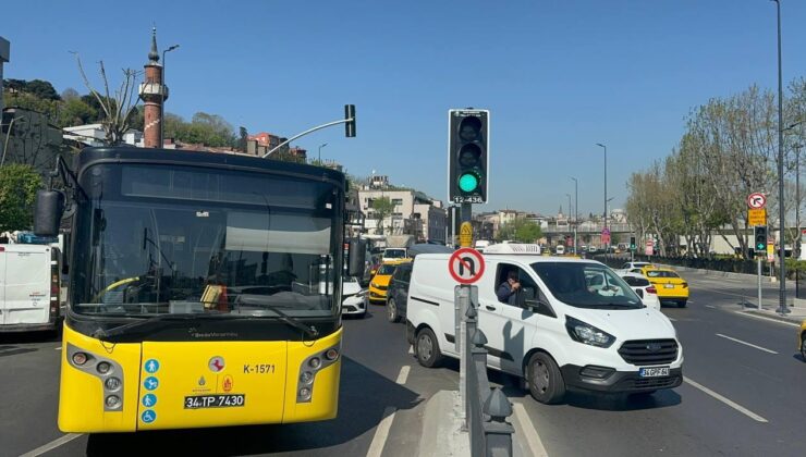 Eminönü’nde İETT otobüsü arızalandı, trafik felç oldu