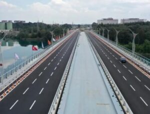 Engellenen köprü araç rekoru kırdı