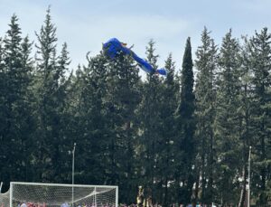 Etkinlik alanına inmek isteyen yamaç paraşütçüsü facianın eşiğinden döndü