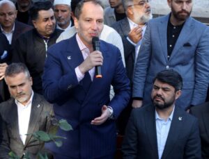 Fatih Erbakan babası merhum Prof. Dr. Necmettin Erbakan’ın kabrini ziyaret etti