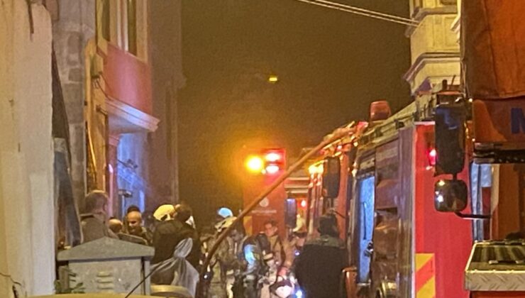 Fatih’te 4 katlı binada yangın: 2 kişi dumandan etkilendi