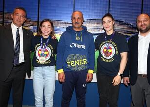 Fenerbahçe Başkanı Ali Koç, Avrupa şampiyonu boksörlerle buluştu
