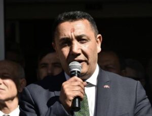 Gümüşhane Belediye Başkanı Vedat Soner Başer mazbatasını aldı