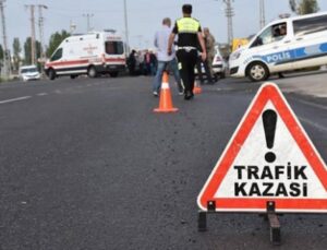 Hafif ticari araç elektrikli bisiklete çarptı, 4 kişi yaralandı