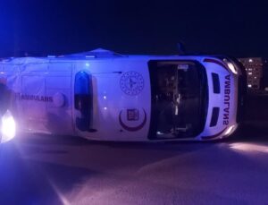 Hasta almaya giden ambulans otomobille çarpıştı: 5 yaralı