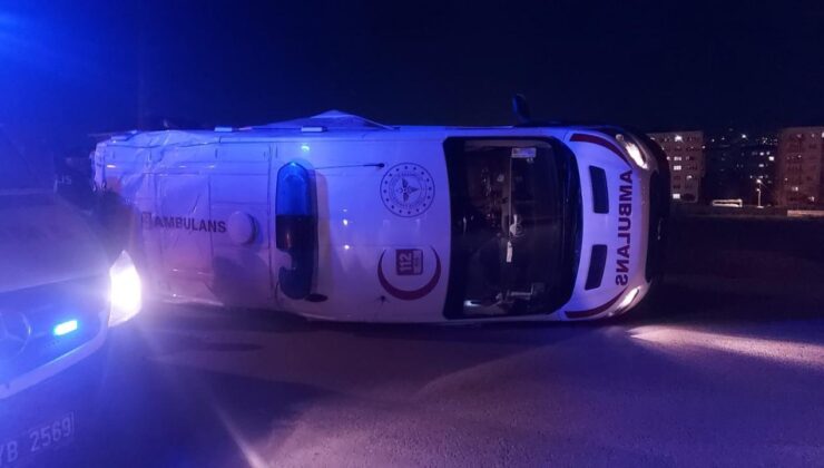 Hasta almaya giden ambulans otomobille çarpıştı: 5 yaralı