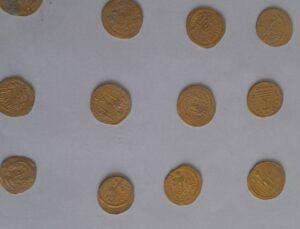 Hatay’da bulunan Bizans dönemine ait sikkeler görevlilere teslim edildi