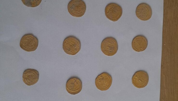 Hatay’da bulunan Bizans dönemine ait sikkeler görevlilere teslim edildi