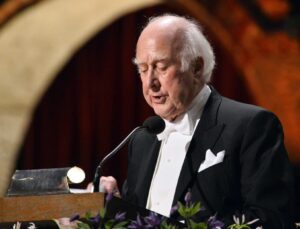 Higgs Bozonu'na adını veren fizikçi Peter Higgs 94 yaşında hayatını kaybetti