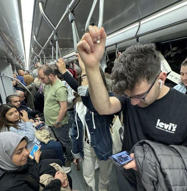 <p>Aksaklık, duraktaki merkezi sistemden "zorunlu bakım çalışması" şeklinde duyurulurken, arıza öncesi Üsküdar'dan Samandıra yönüne yoğun saatlerde 4 dakika aralıklarla düzenlenen tren seferlerinin 15 dakikada bir yapılması nedeniyle neredeyse tamamı dolan durakta hareket edecek alan kalmıyor.</p><p> </p>