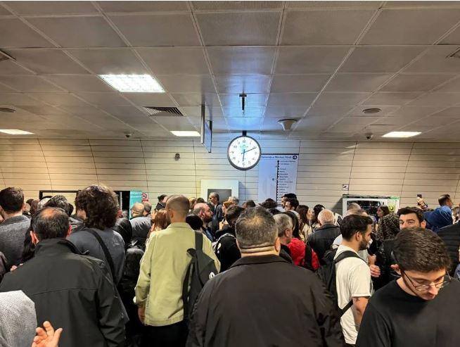 <p>Hattın bulunduğu kata inildiğinde ise yön tabelaların önünde bekleyen görevliler megafonla duyurular yaparak vatandaşları gidecekleri tarafa yönlendiriyor.</p><p> </p>