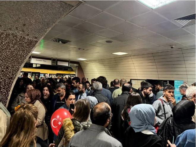 <p>Duraktaki süreli ekran tabelaları çalışmazken vatandaşlar arasında megafonla dolaşan bir görevli seferlerin 15 dakika aralıklarla yapıldığı bilgisini veriyor.</p><p> </p>