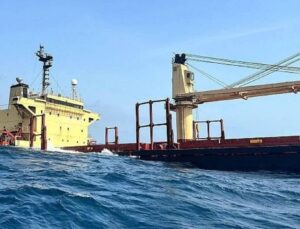 İngiltere: Kızıldeniz açıklarında bir gemi füze saldırısına uğradı