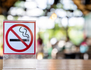 İngiltere "dünyanın en sert sigara yasaklarından" birini onayladı: 2009'dan sonra doğanlara sigara satışı yasaklandı