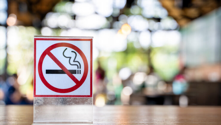 İngiltere "dünyanın en sert sigara yasaklarından" birini onayladı: 2009'dan sonra doğanlara sigara satışı yasaklandı