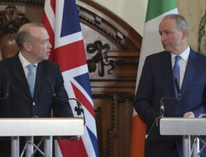 İrlanda'dan İngiltere kararı: Sığınmacılar için "güvenli ülke" olarak tanımlanacak